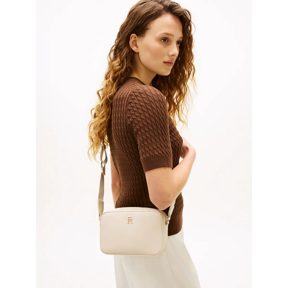 תיק צד קטן Tommy Hilfiger – AW0AW17079 ACI – classic-beige – 4