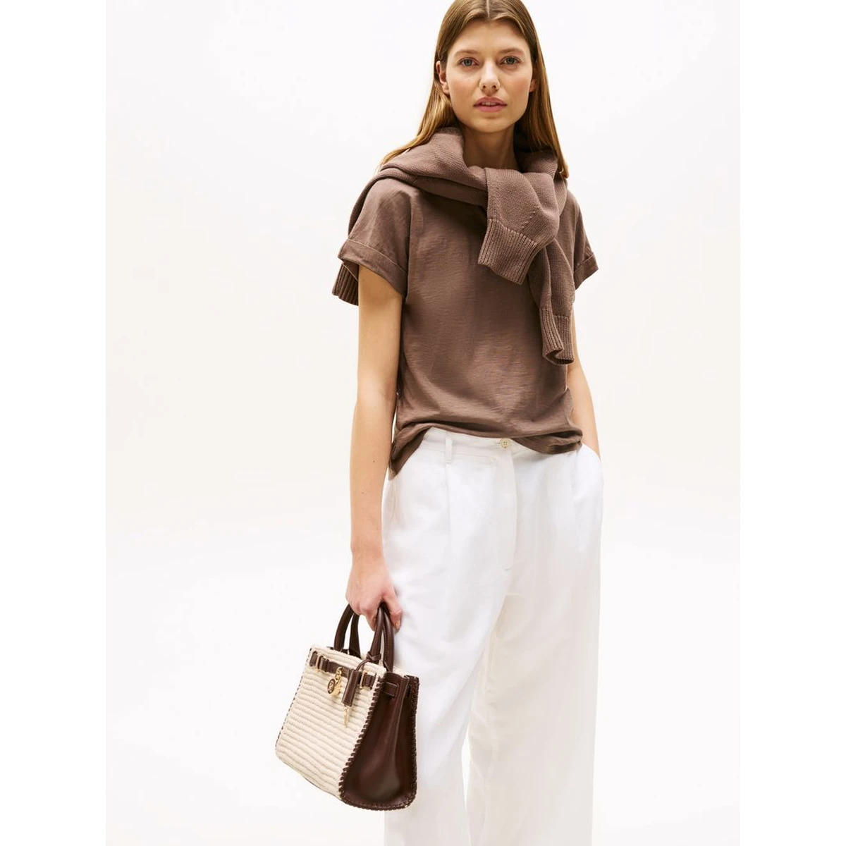 תיק צד בינוני Tommy Hilfiger – AW0AW17636-0HD – rich-walnut-neutral-mix – 4